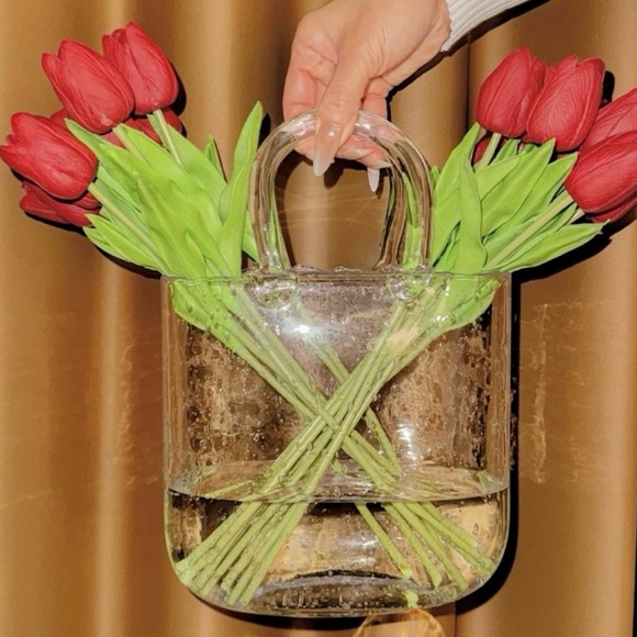 Original Olivia Glass Handbag Vase
Hand-blown Artisan Piece - Picture 9 of 13